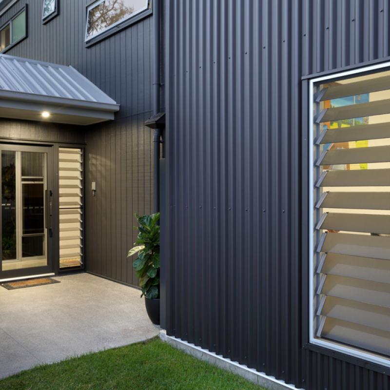 Lee from Little Mountain, QLD loves COLORBOND® steel. Roofing, Guttering & Fascia, Garage Doors, Walling made from COLORBOND® steel in colours Surfmist® and Monument® Matt