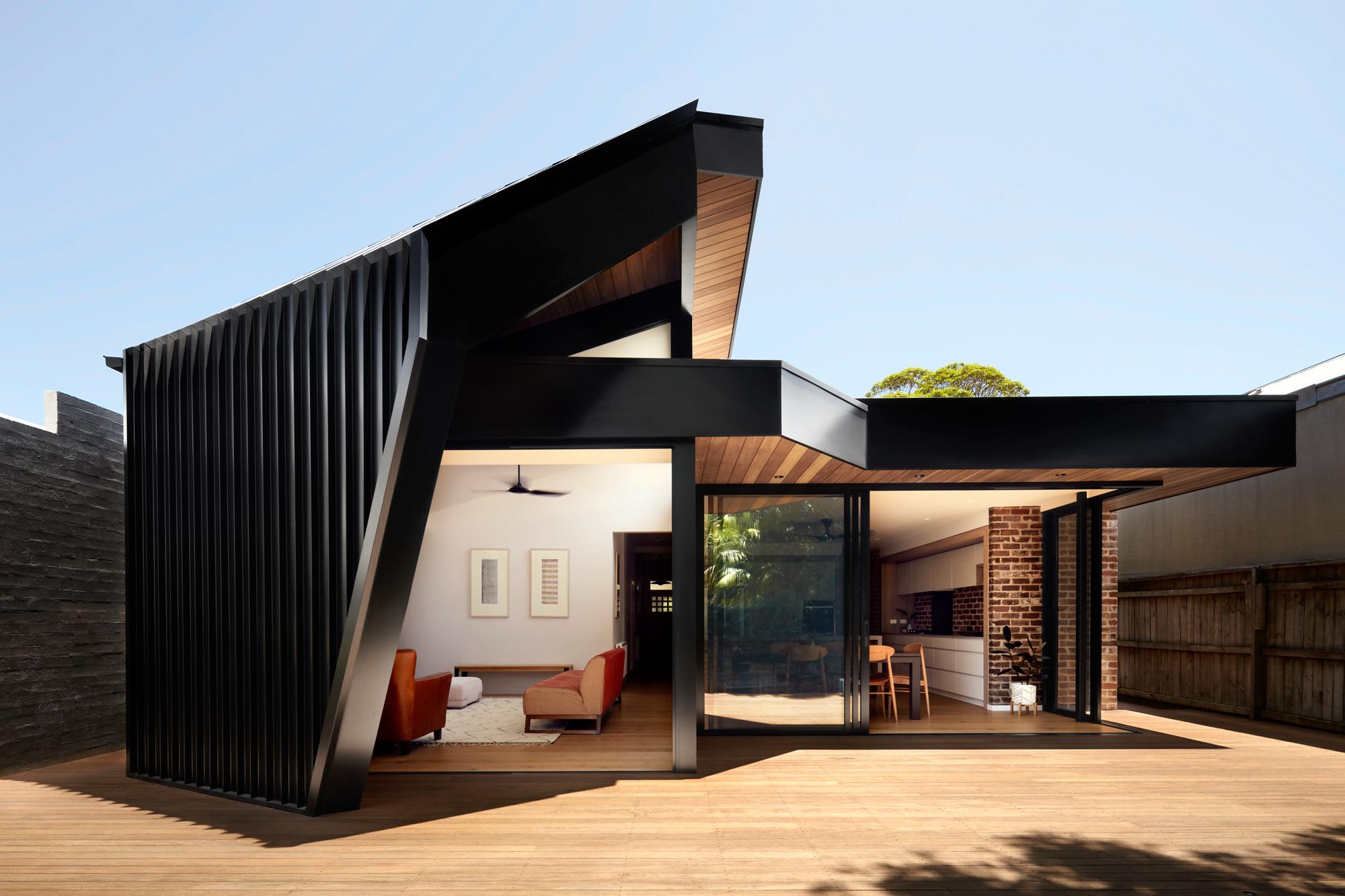 Blinker House' by Alchemy Architecture. Profile: LYSAGHT LONGLINE 305®. Walling: COLORBOND® steel cladding in the colour Night Sky®. Architect: Alchemy Architecture. Photographer: Luc Redmond. Builder & Trades: Enter Building Group