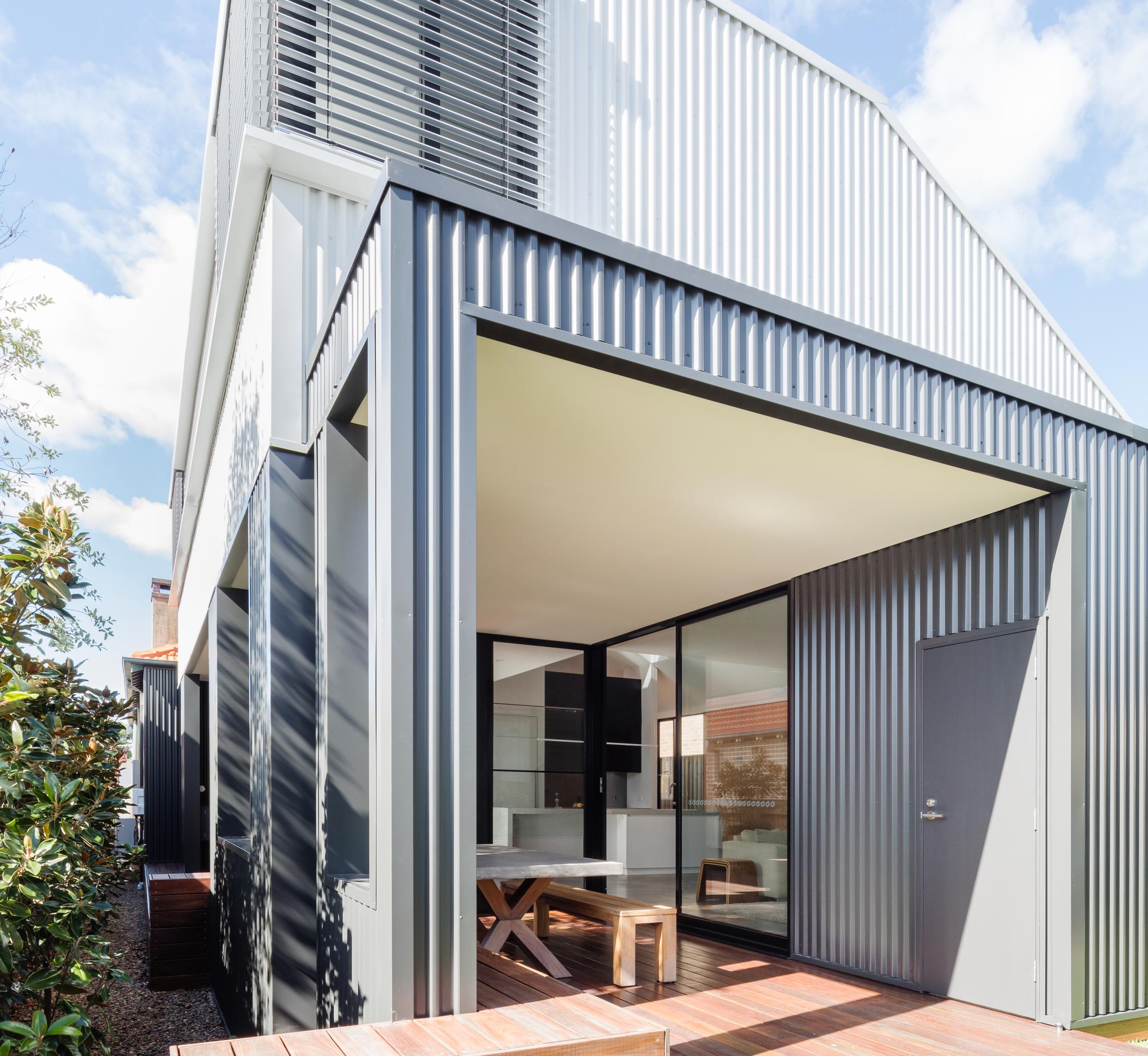 COLORBOND® steel Shale Grey™ and Monument® in the profile LYSAGHT SPANDEK®